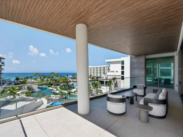 Coastal Luxury Retreat in Longboat Key - 2-Bedroom Condo Stunning Views
